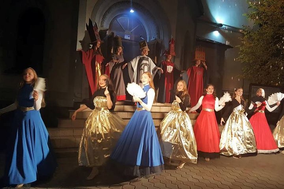 Заключительное шоу фестиваля проходило на ступенях Театра кукол.
