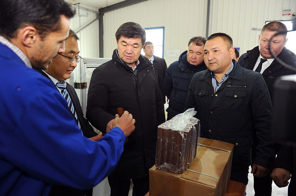 Учитывая специфичность выпускаемой продукции, глава правительства обратил особое внимание на необходимость соблюдения мер и требований безопасности при производстве аммонита.