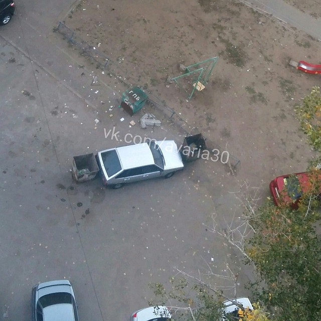 Водителю придется запачкать ручки. Фото: группа вконтакте "Аварии Астрахани"