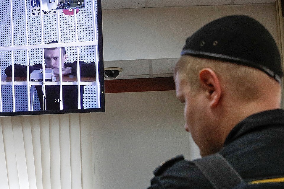Павел Мамаев в ожидании решения судьи.