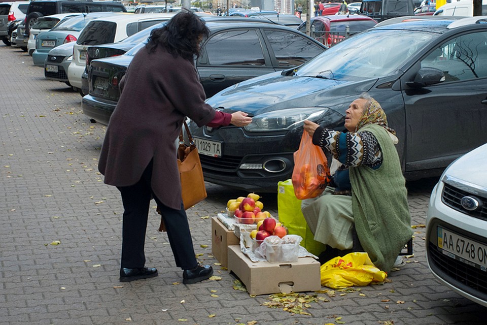 Селяне едва сводят концы с концами и не хотят везти урожай на продажу в столицу. Невыгодно