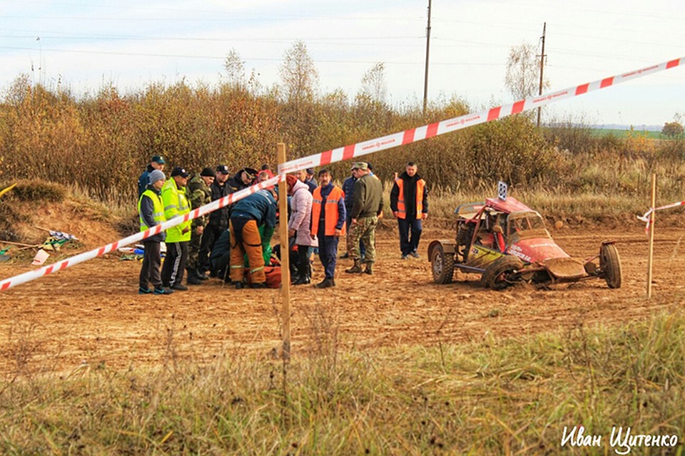 Багги российского гонщика выехало на насыпь, где стояли судьи. Фото: Иван Щитенко.