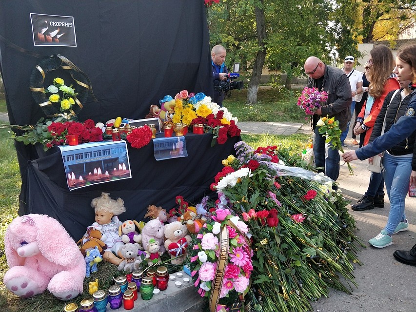 После взрывов и стрельбы погибло 20 человек