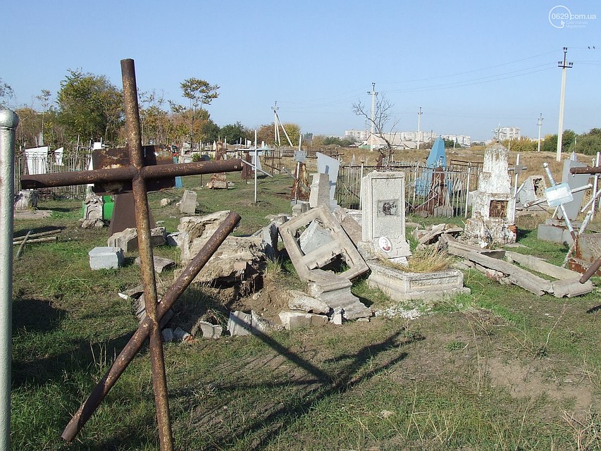 Неизвестными лицами разрушены десятки надгробий. Фото: 0629.com.ua