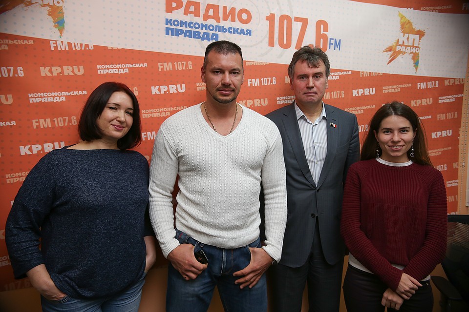 Екатерина Кабанова и Александр Тайгаров, представители общественной организации "Автомобилисты Удмуртии", Юрий Тюрин, председатель постоянной комиссии по бюджету, налогам и финансам Госсовета УР и журналист Анастасия Данилова