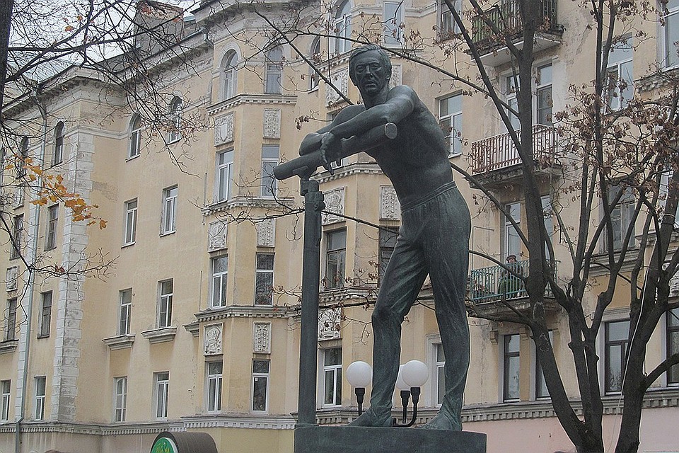 Памятник Николаю Андрианову.