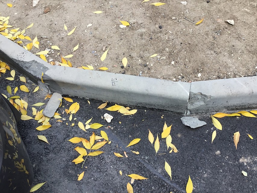 Новенькие бордюры уже раскрошились. Фото ОНФ.