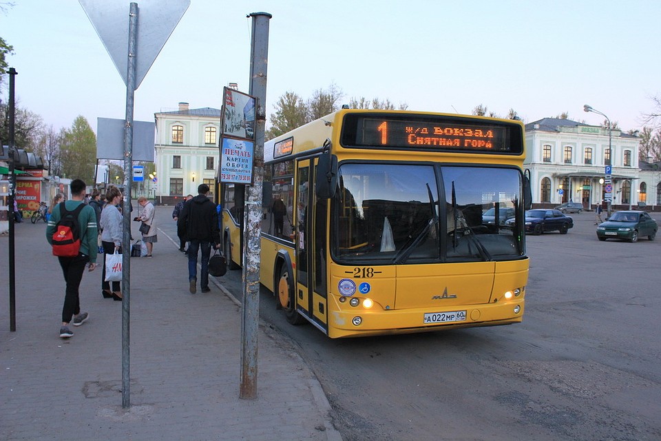 В псковских автобусах, по возможности, оплачивайте проезд купюрами не больше 100 рублей, и не копеечными монетами.