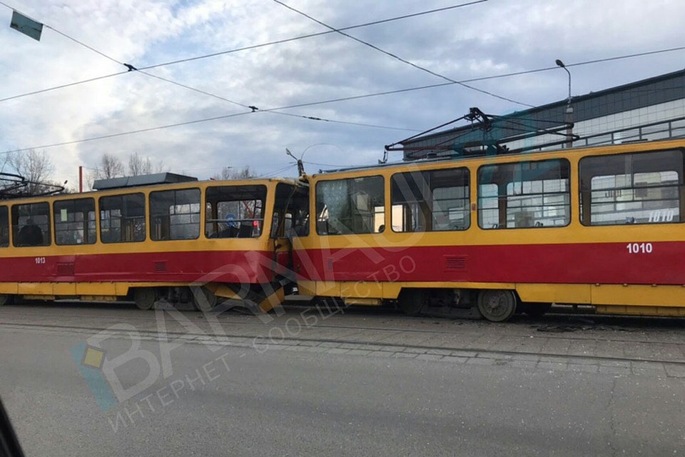 В аварии двух трамваев пострадали четыре человека