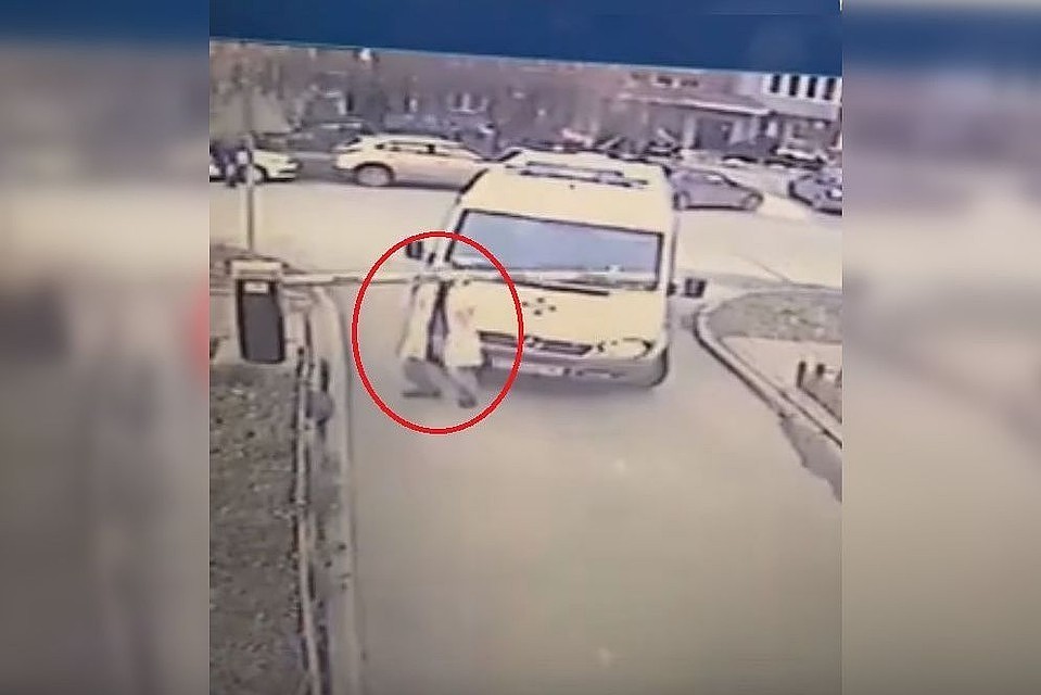 Врач частной скорой помощи, чтобы попасть к пациенту, вручную поднял шлагбаум.