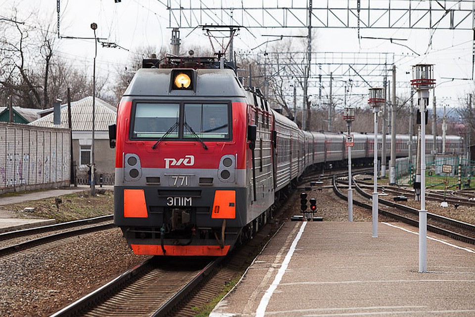 Железнодорожники продолжают предпринимать все меры для того, чтобы в кратчайшие сроки устранить последствия стихии.