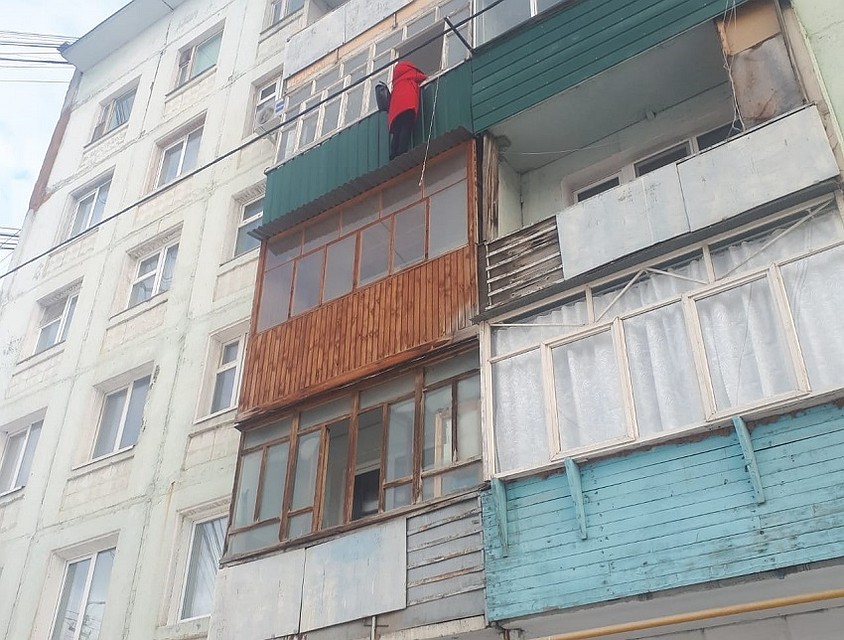 Спасателям удалось вызволить девушку, которая решила покинуть квартиру нехитрым способом.