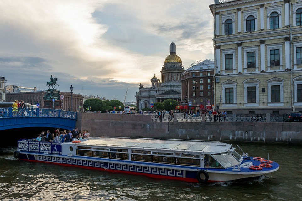 У Мариинского театра в Петербурге из канала спасли тонущего человека.