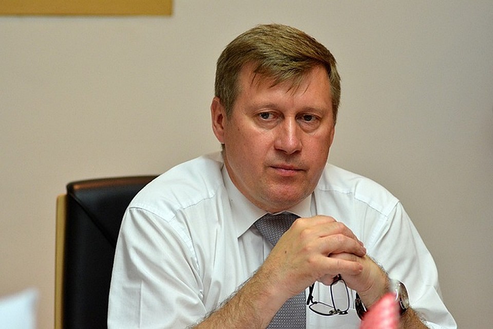 Анатолий Локоть накануне, к несчастью главы Октябрьского района, проехал под Коммунальным мостом и увидел, как под ним активно ведется незаконная торговля.