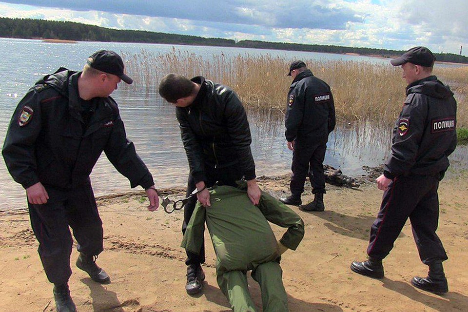 Мужчина довольно буднично рассказывает, как привез на берег озера напоенного и избитого до бесчувствия мужчину