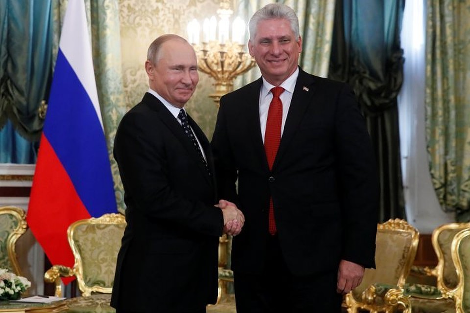 Президент РФ Владимир Путин (слева) и председатель Госсовета и совета министров Кубы Мигель Диас-Канель Бермудес