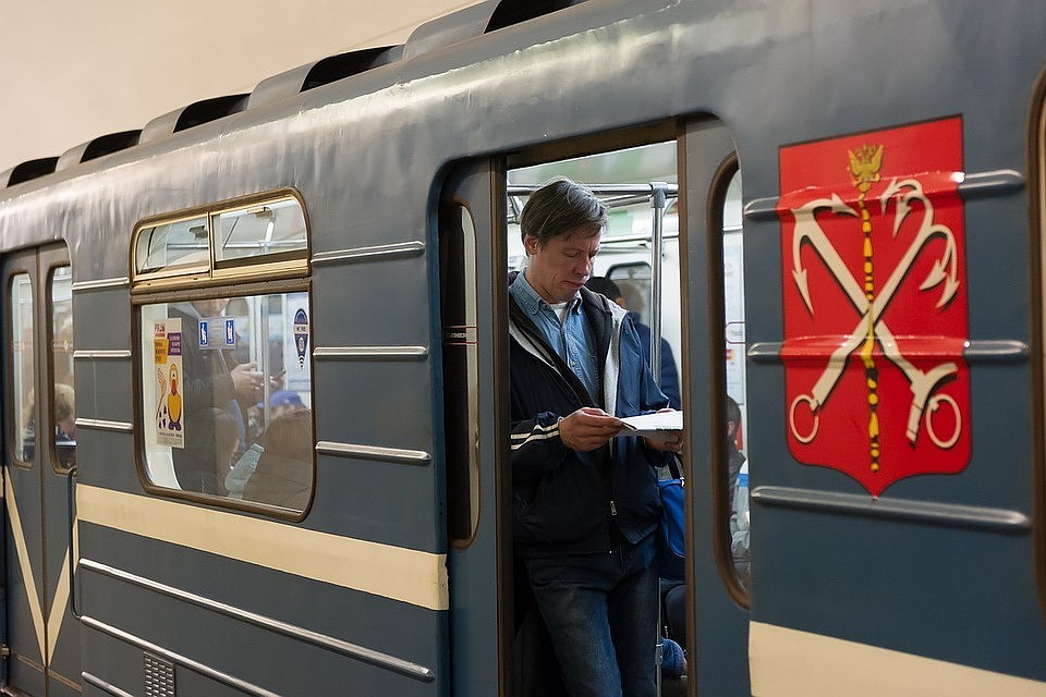 Станции метро "Горьковская" и "Ладожская" закрывали на два часа