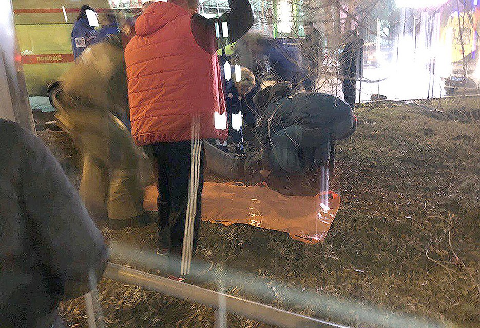 Машина не вписалась в поворот, снесла ограждения и наехала на группу людей у светофора. Фото прислано очевидцем.