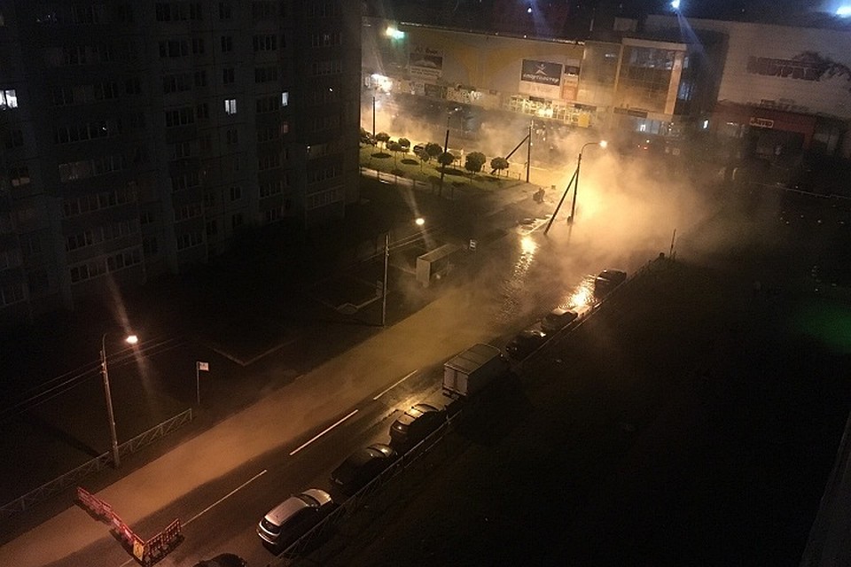 В Колпино прохожий свалился в яму с кипятком. Фото: https://vk.com/spb_today