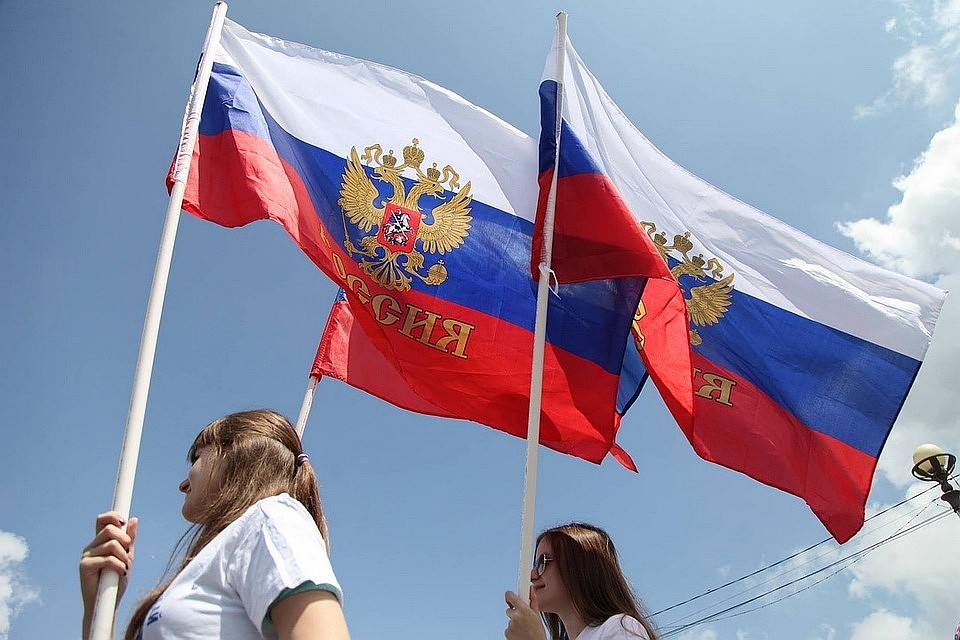 К тому же в 12.00 на Октябрьской площади начнётся «Россия нас объединяет».