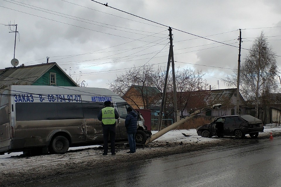 В Омске маршрутка опрокинула фонарный столб на легковушку