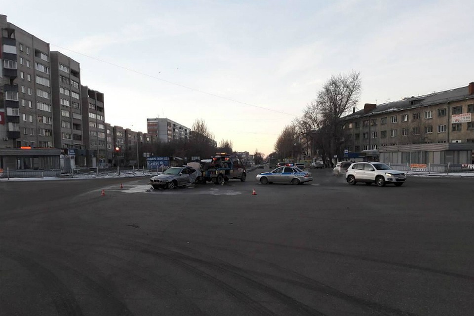 В Омске машина насмерть сбила пешехода на тротуаре