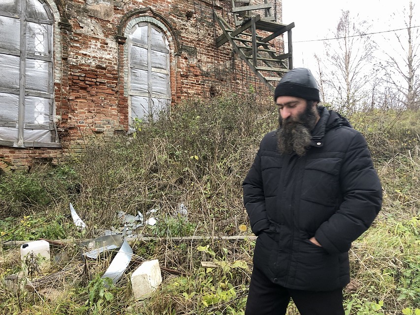 Александр дал сам себе обет - восстановить заброшенный храм. И шесть лет делает это в одиночку. Фото: Валерий ФЕДЯЕВ