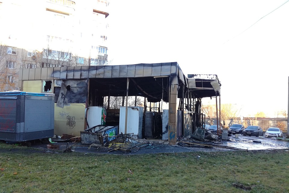 Поджигателей магазина во Фрунзенском районе Северной столицы уже разыскивает полиция. Фото: группа ВКонтакте "ДТП и ЧП | Санкт-Петербург"