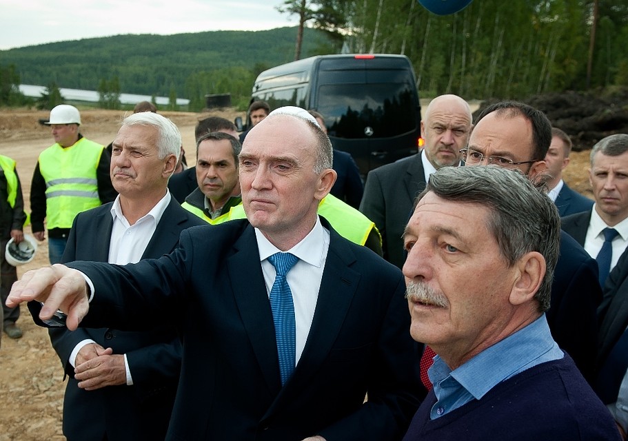 Борис Дубровский на строительстве нового русла реки Сак-Элга. Фото: gubernator74.ru