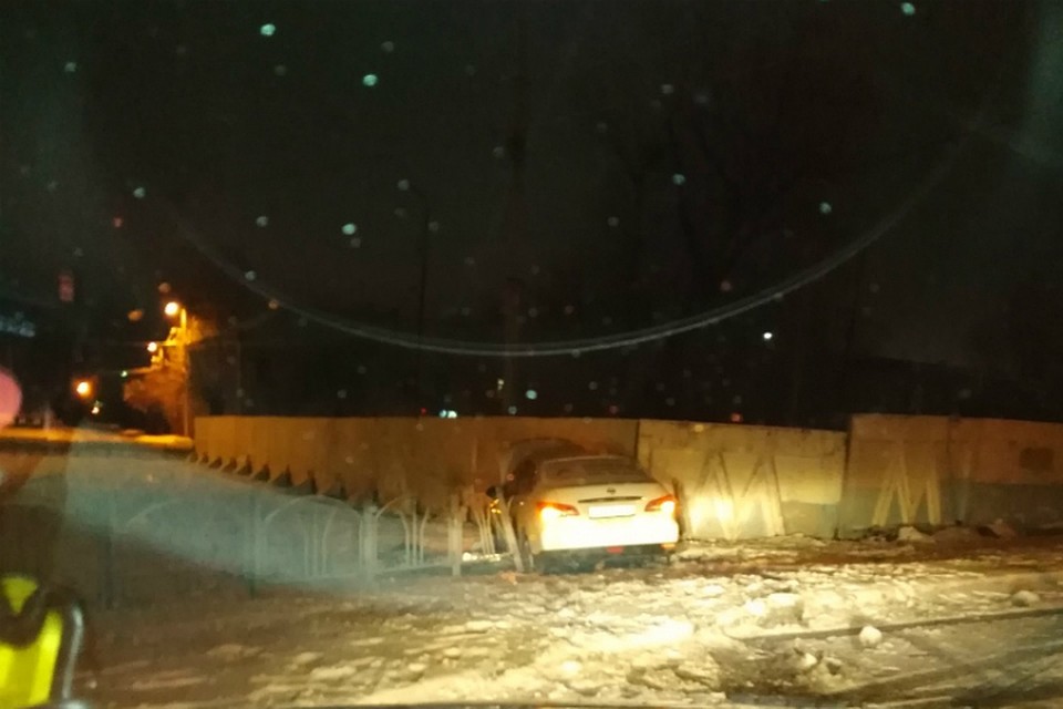 Водитель такси из-за гололеда влетел в Омский метрополитен