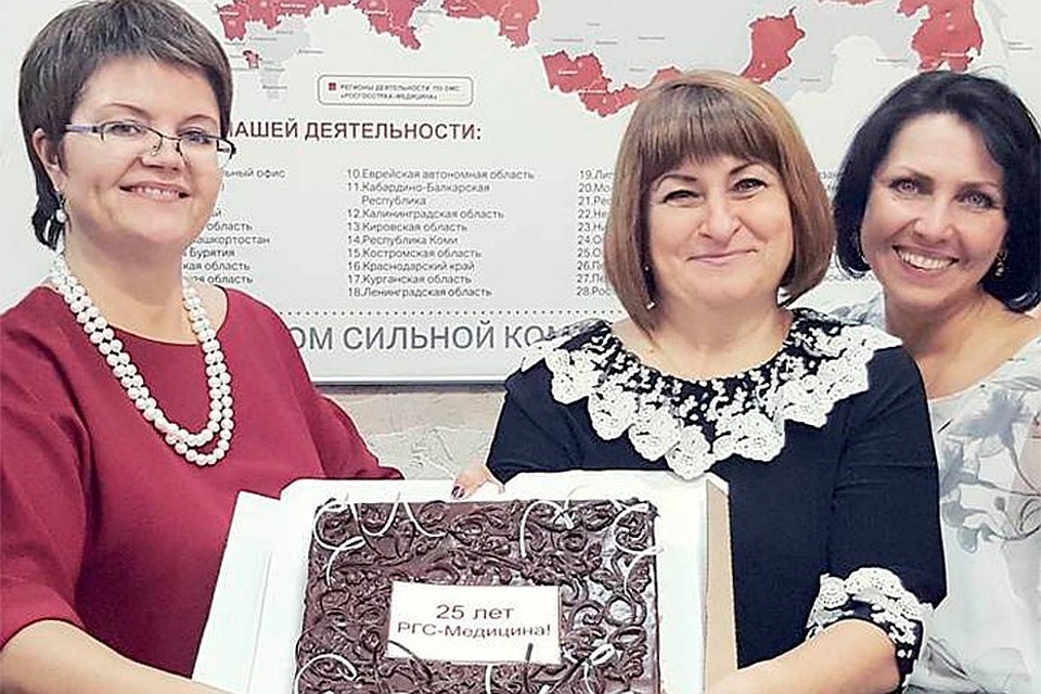 Директор филиала ООО «Капитал Медицинское Страхование» в Омской области Елена Геннадьевна Сальникова (слева)