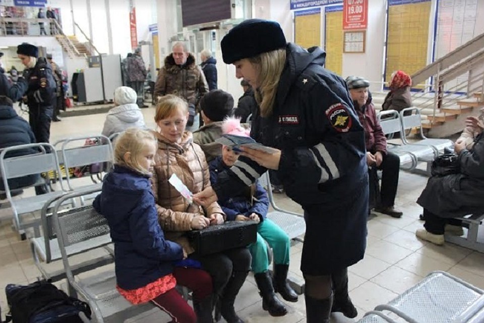 На автовокзале Тюмени проходят экспресс-уроки дорожной безопасности для пассажиров. Фото ГИБДД Тюмени