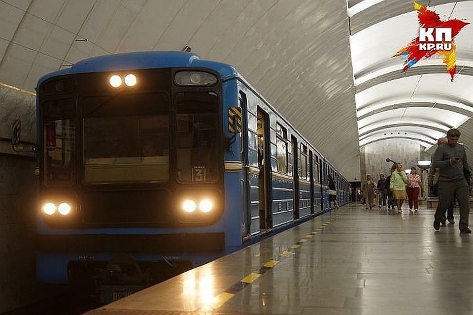 Из-за упавшего на рельсы рюкзака на красной ветке петербургского метро стояли поезда.