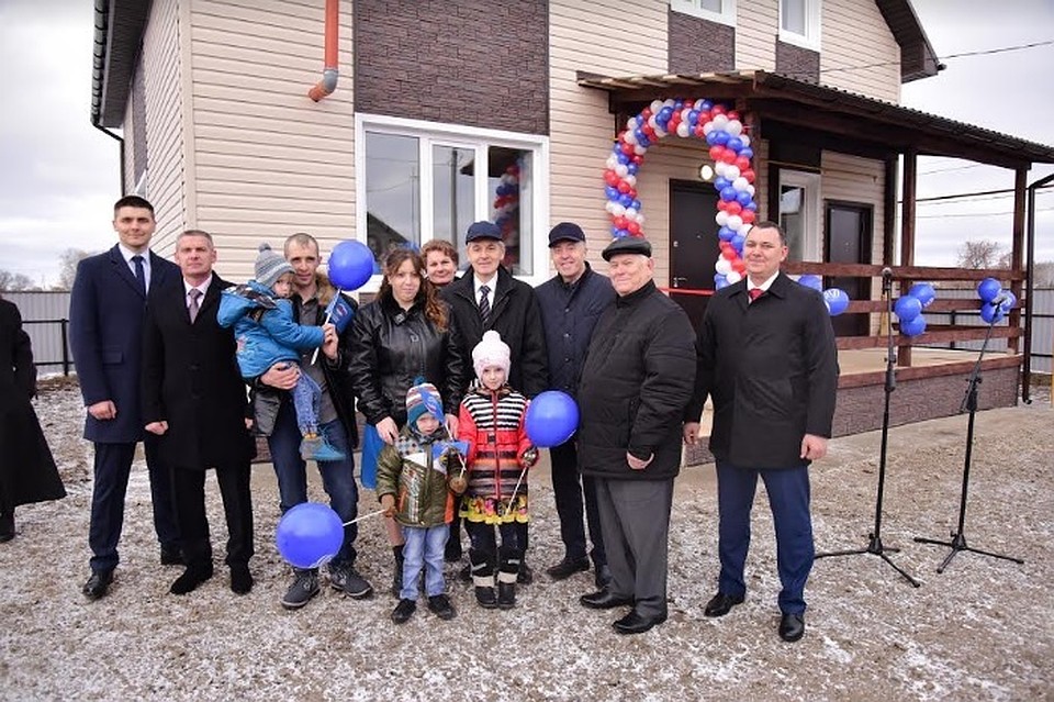 Еще одна многодетная сельская семья в Тюменской области получила ключи от нового дома. Фото tyumen.er.ru