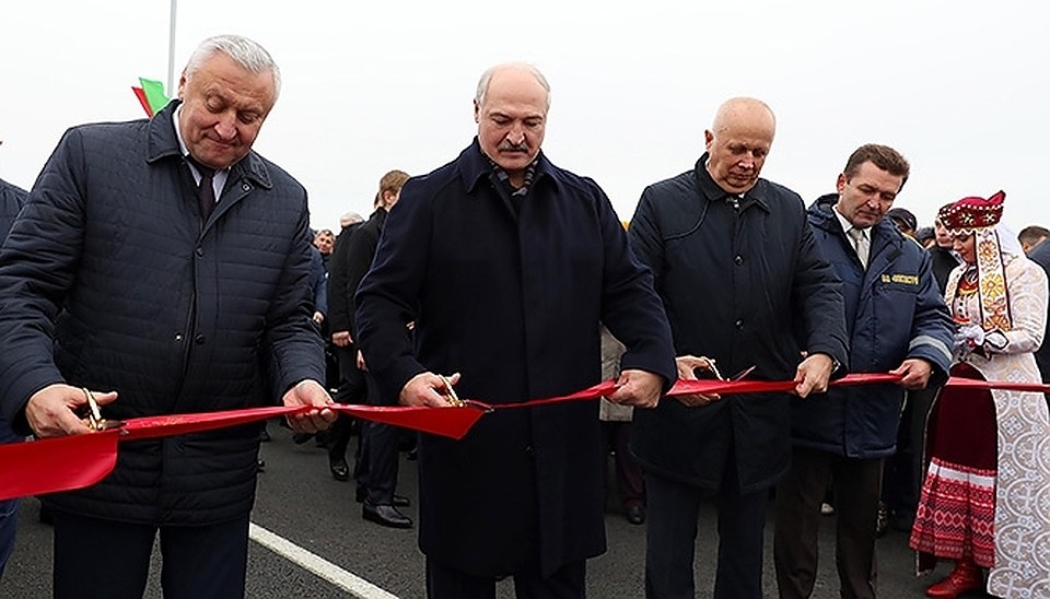 Президент остался доволен новым мостом. Фото: пресс-служба президента.