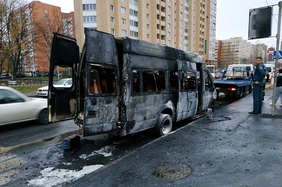 У метро «Озерки» в Петербурге сгорела маршрутка. Фото: vk.com/spb_today