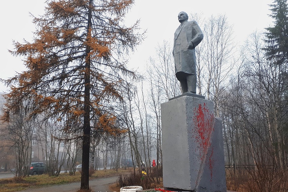 В честь праздника постамент памятнику Владимира Ленина обрызгали краской. Фото: Апатиты