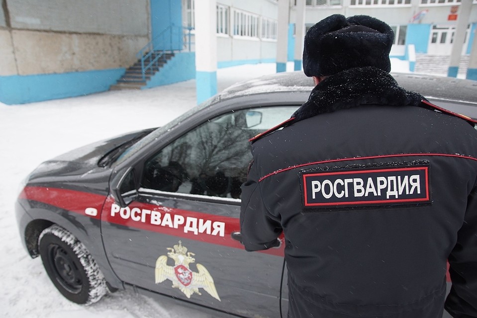 Врачи вызвали сотрудников Росгвардии. Они нашли подозреваемую на кухне, смывающей кровь с ножа.