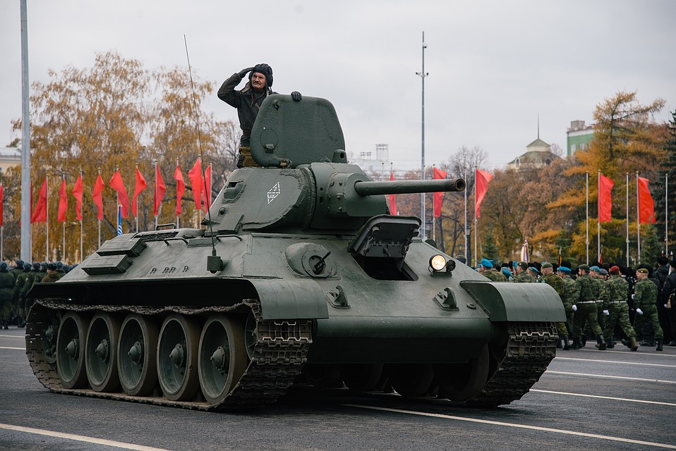 По площади проехал танк Т-34 времен Великой Отечественной войны