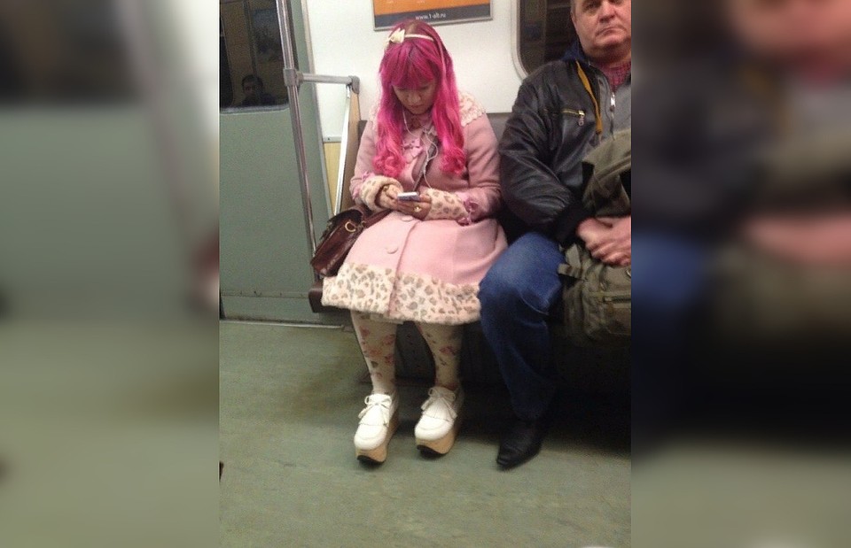 Девушка, словно сошедшая со страниц сказки, оказалась в метро. Фото: subwaynsk.