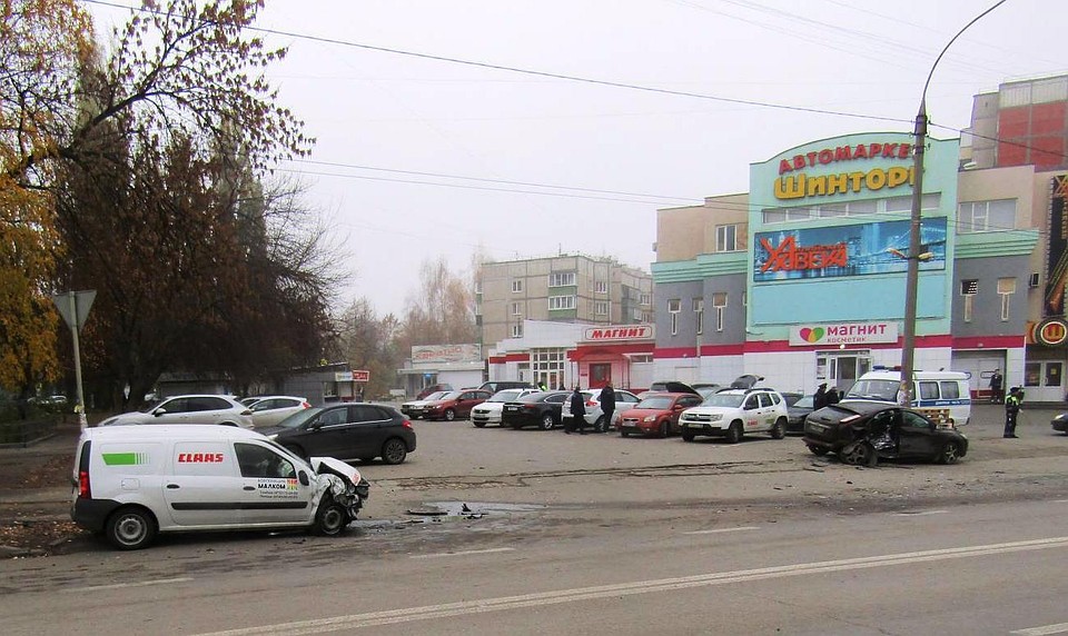 "Форд" не уступил "Ларгусу", оба водителя попали в больницу