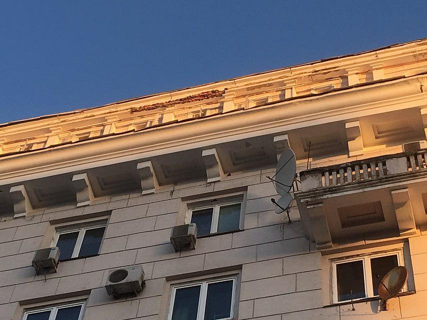 Куски штукатурки упали вниз из-под козырька кровли. Фото: телеграм-канал "Челябинское метро".