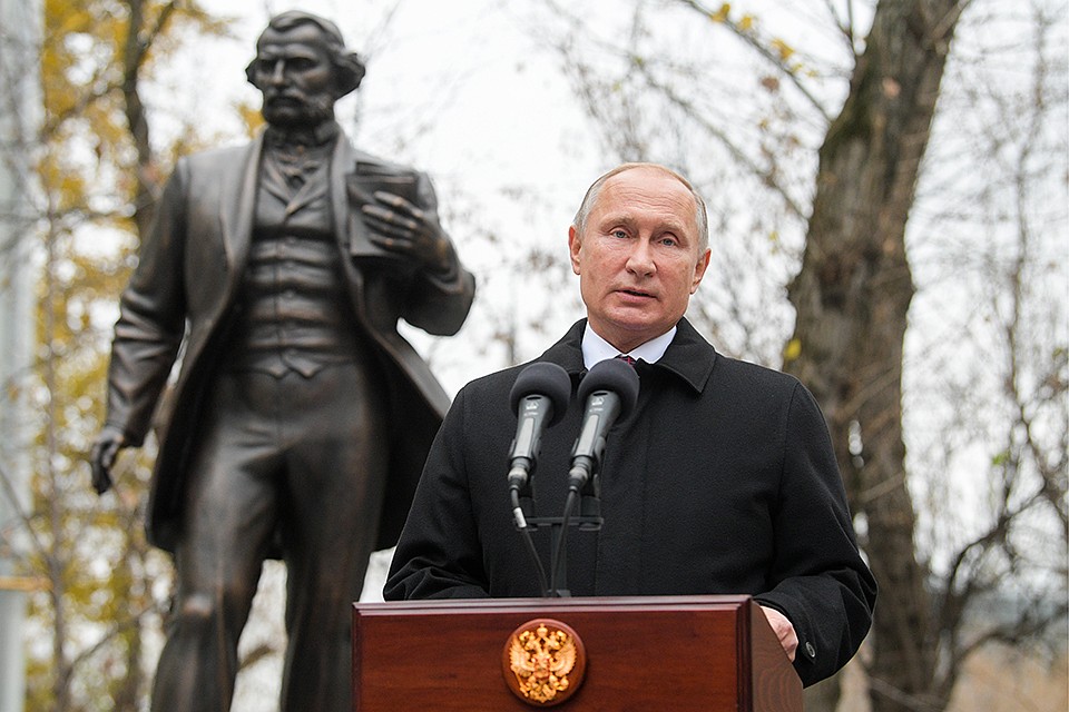 Владимир Путин на церемонии открытия первого в Москве памятника Тургеневу скульптора С.Казанцева у Дома-музея писателя на Остоженке. ФОТО Алексей Дружинин/пресс-служба президента РФ/ТАСС