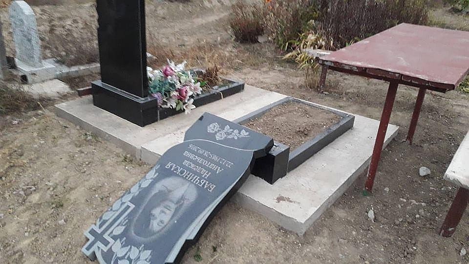 Вандалы оскверняли могилы на кладбище в Кагуле "просто так". Фото: соцсети