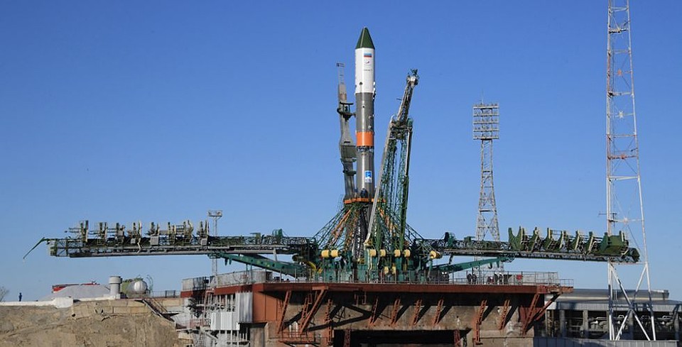 Ракету установили на стартовом столе космодрома Байконур