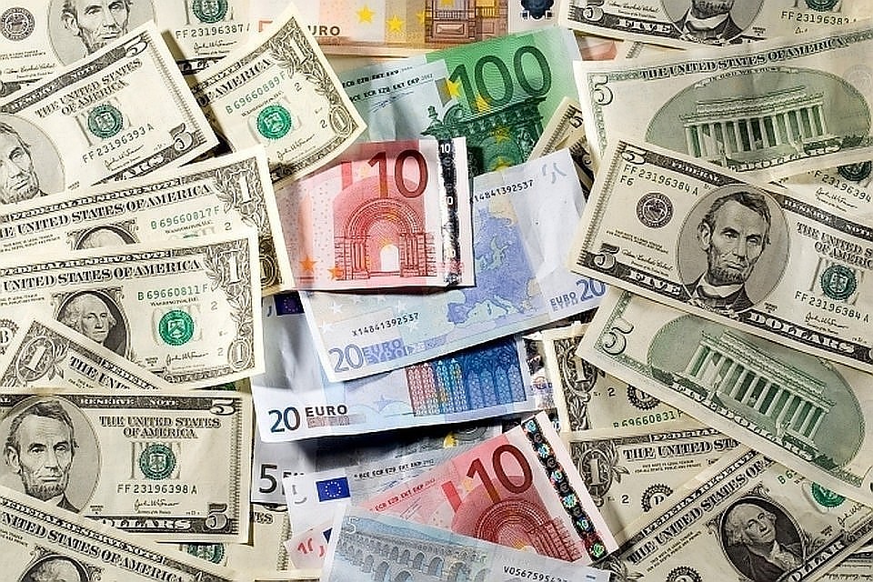 Курс евро снизился до 74,93 рублей впервые со 2 ноября