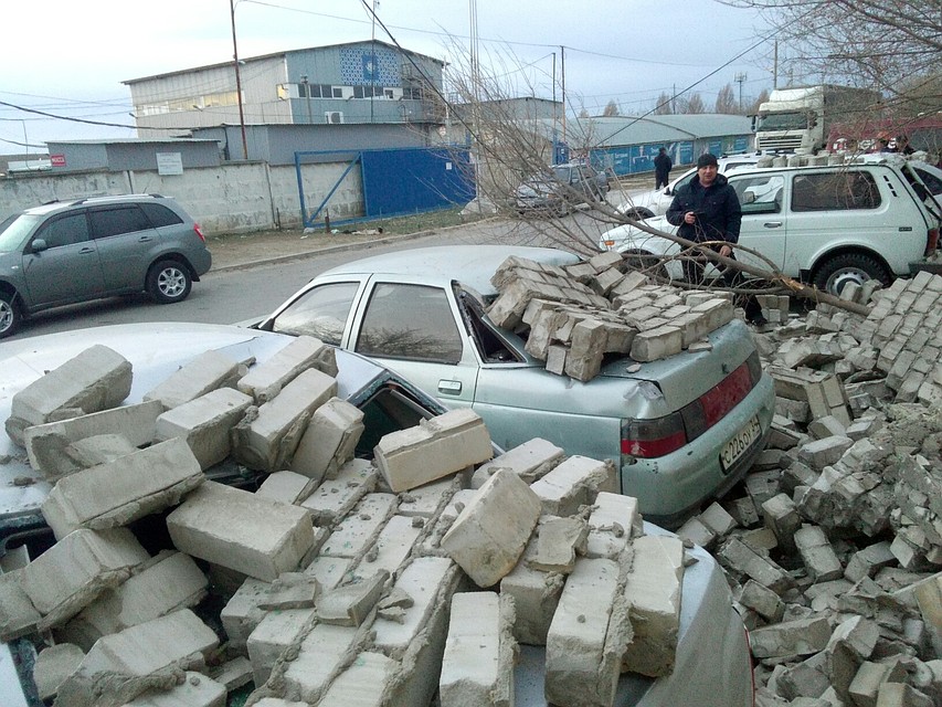 Вот такую картину владельцы авто увидели утром 16 ноября. Фото Евгения.