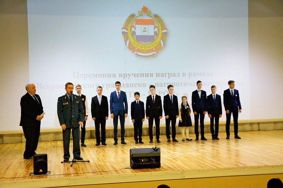 Отличившиеся дети - воспитанники Спортивной школы олимпийского резерва по зимним видам спорта.