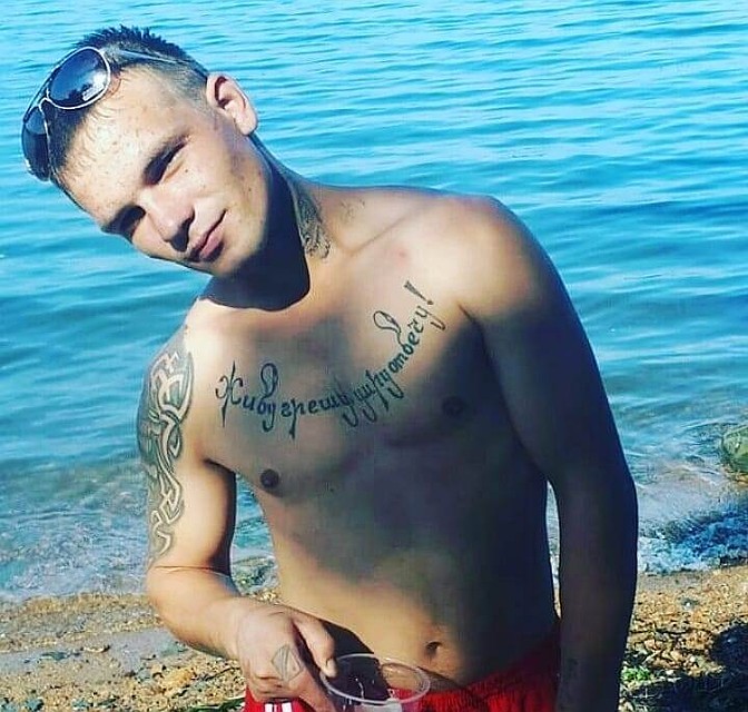 Борис, по судя по татуировкам, успел побывать в местах заключения. Фото: Примпоиск