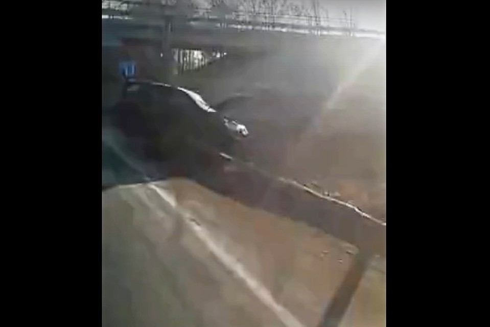 БМВ повис на отбойнике на въезда в Липецк